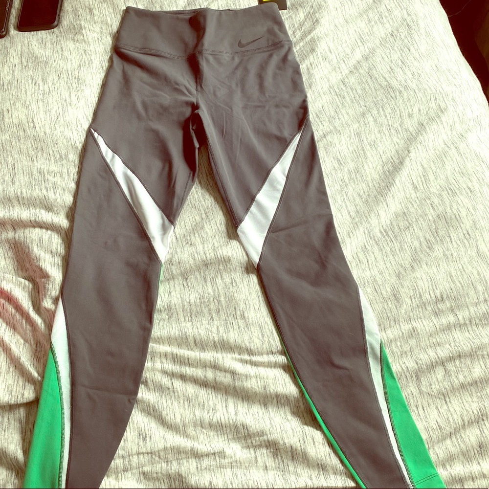 Nike Legendary Tight Fit Leggings with Vent